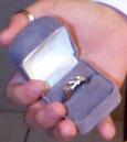 Small picture close-up Elysia's hand holding the jewlery box with Scott's ring inside.(13596 bytes)